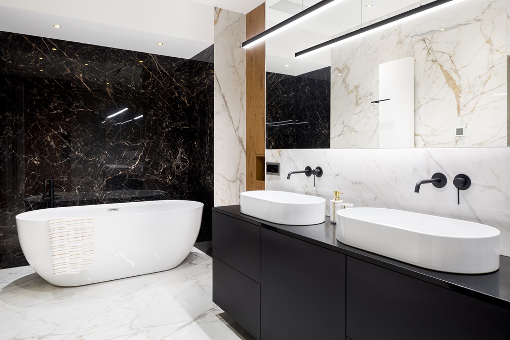 Luxury,Bathroom,With,Dark,And,Bright,Marble,Tiles,And,Big